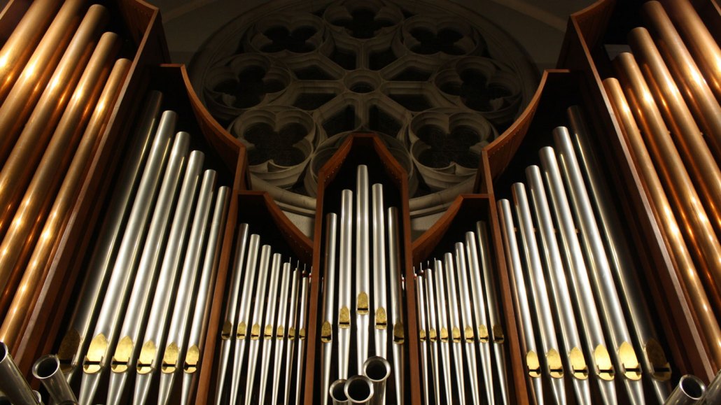 image of a pipe organ