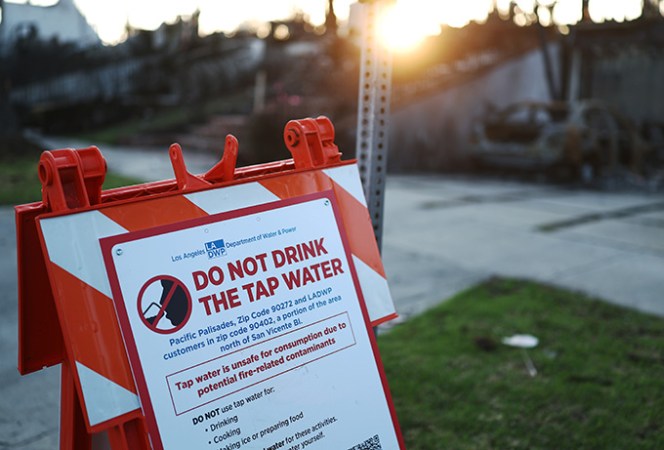 sign indicating contaminated drinking water
