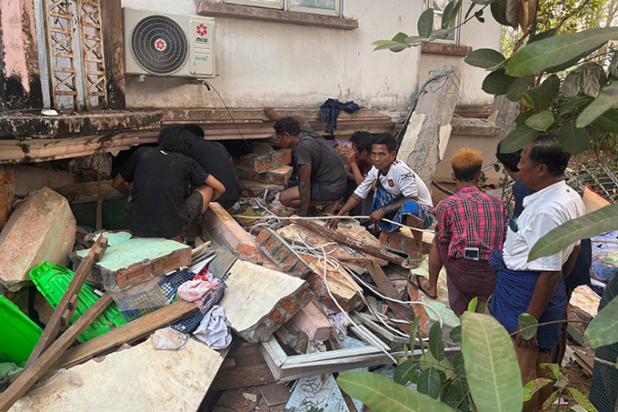 A photo of volunteers looking for survivors from an earthquake-damaged building in Naypyidaw, Malaysia.